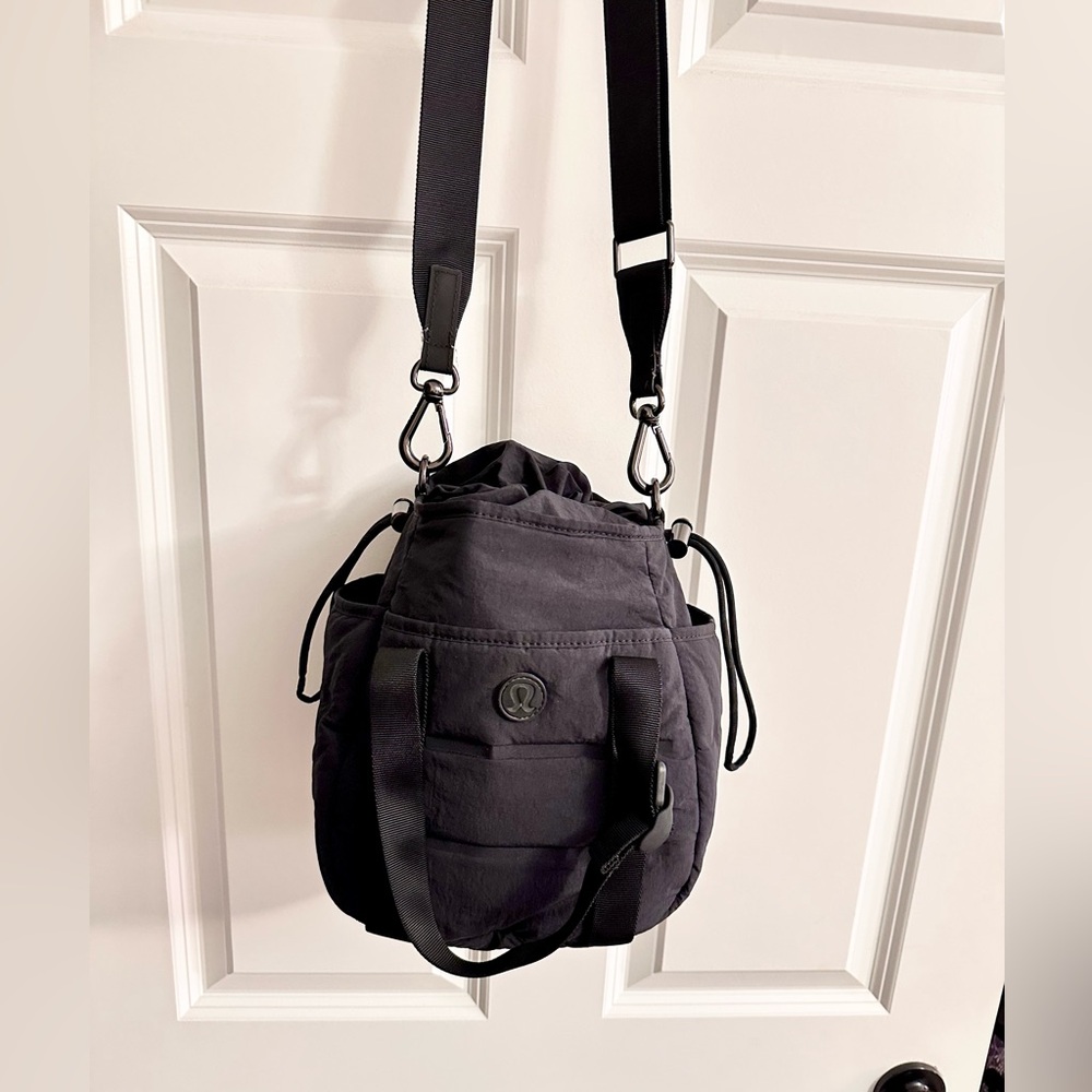 Lululemon dash all day bucket bag